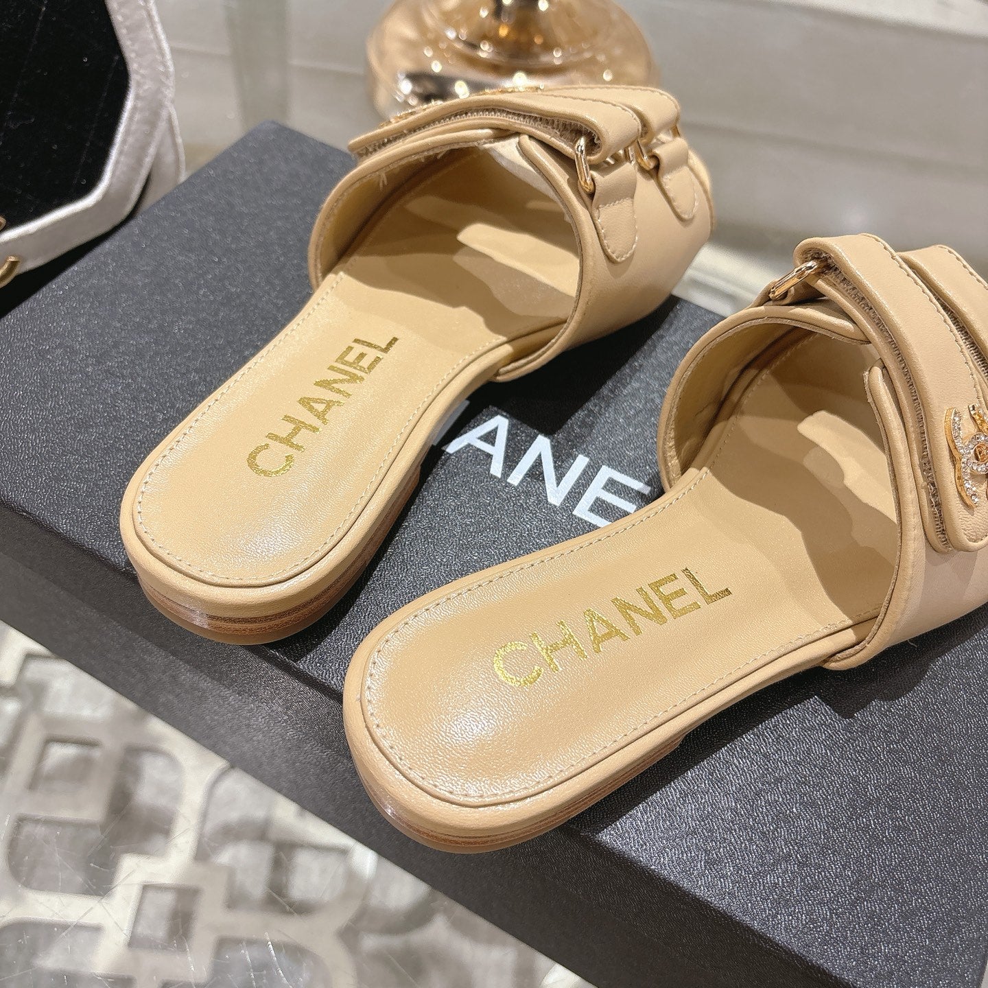 CC 26s Buckle Sandals Beige Sheepskin 627075