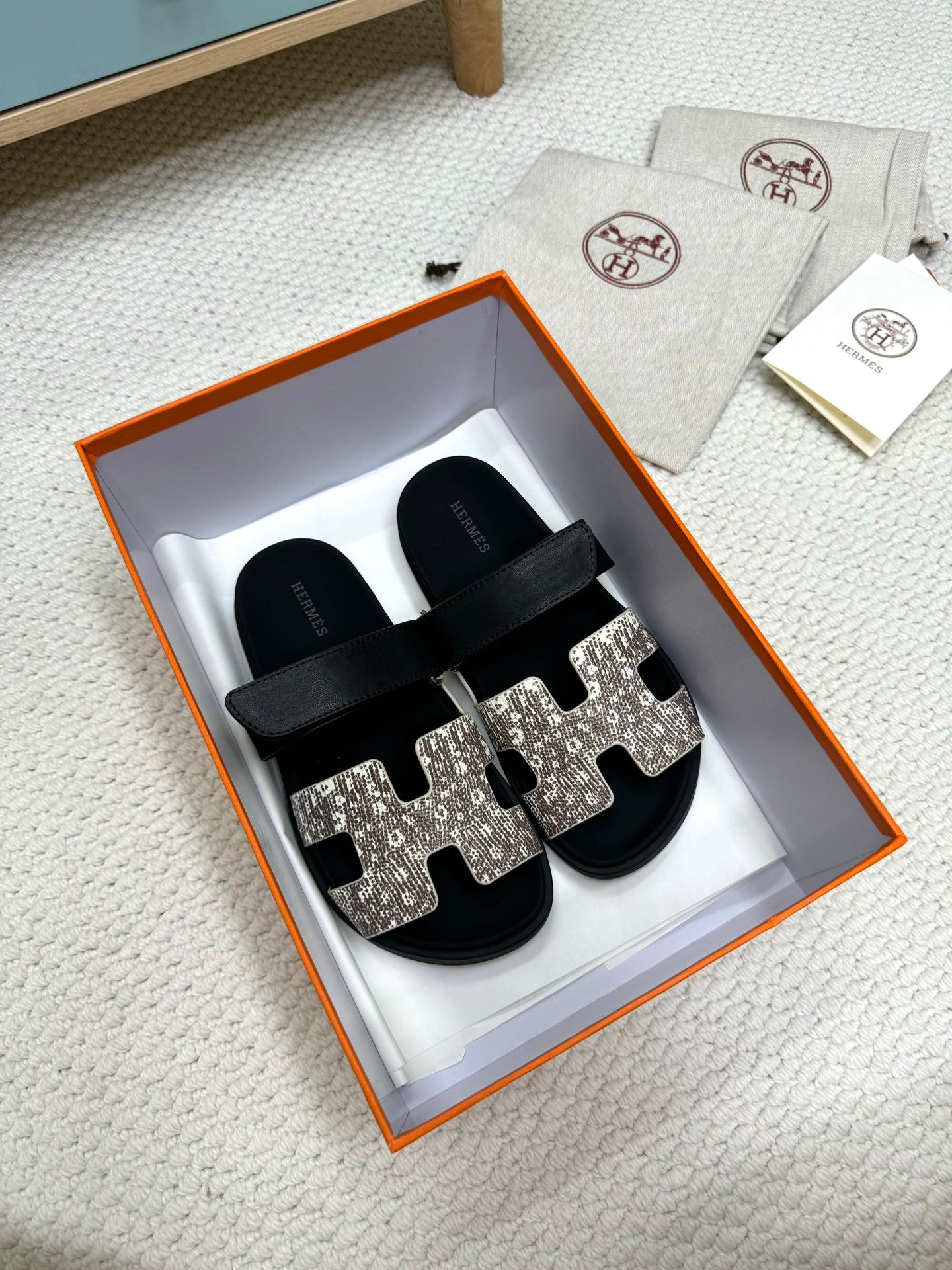 HM 26ss Slippers White Gray Black Suede Leather 618578