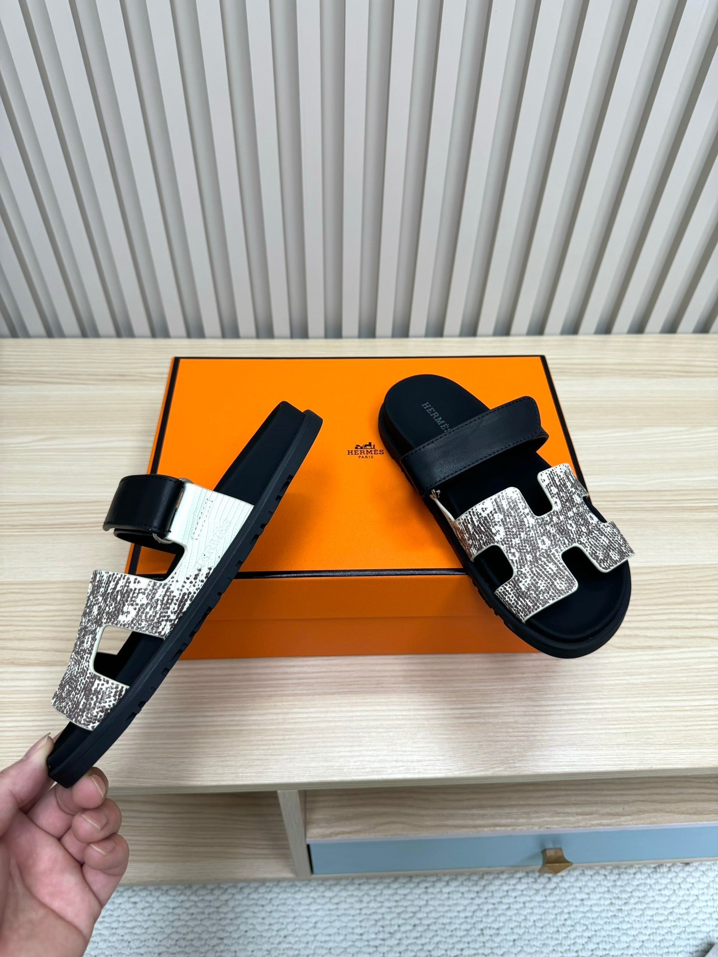 HM 26ss Slippers White Gray Black Suede Leather 618578