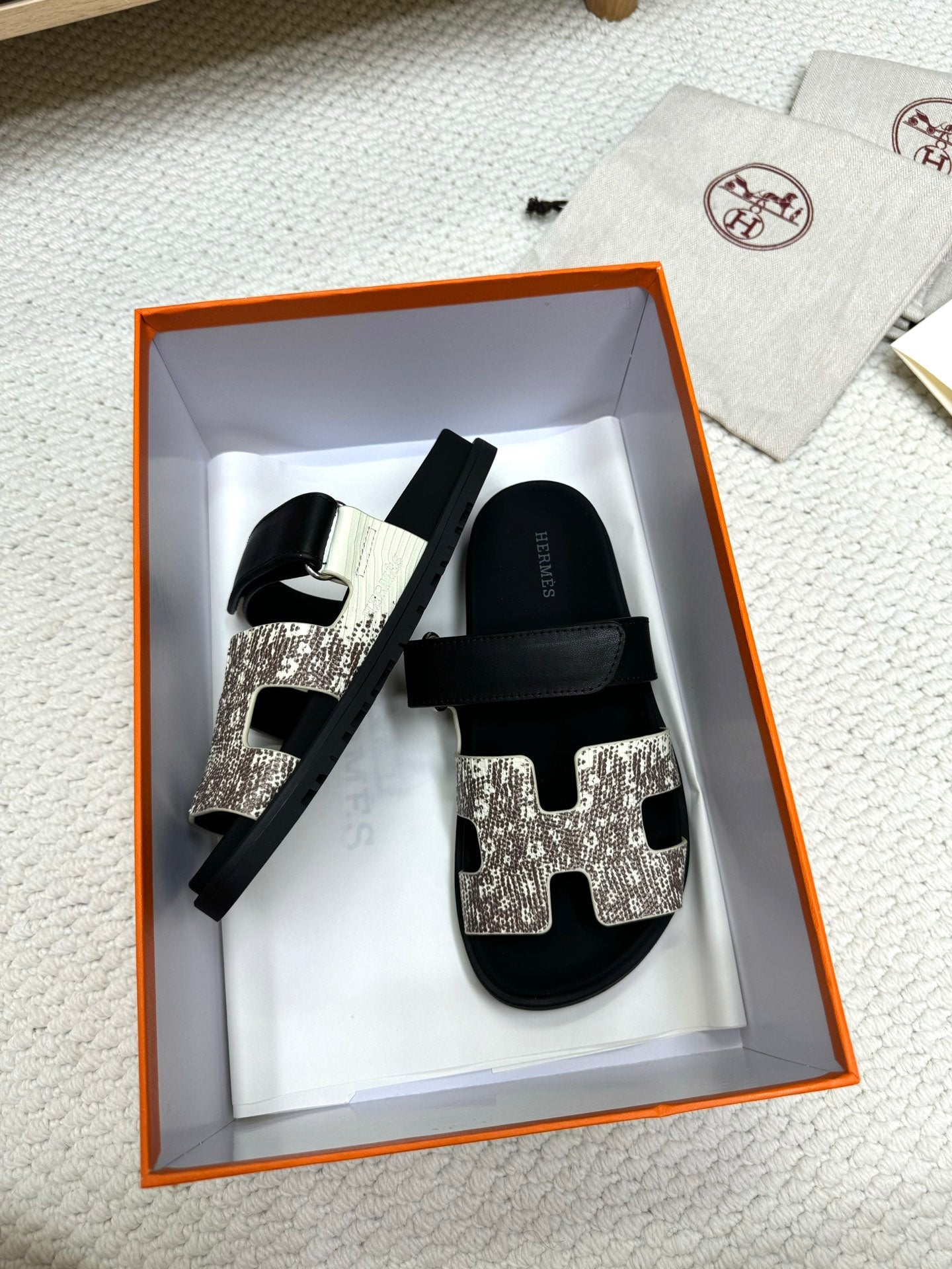 HM 26ss Slippers White Gray Black Suede Leather 618578