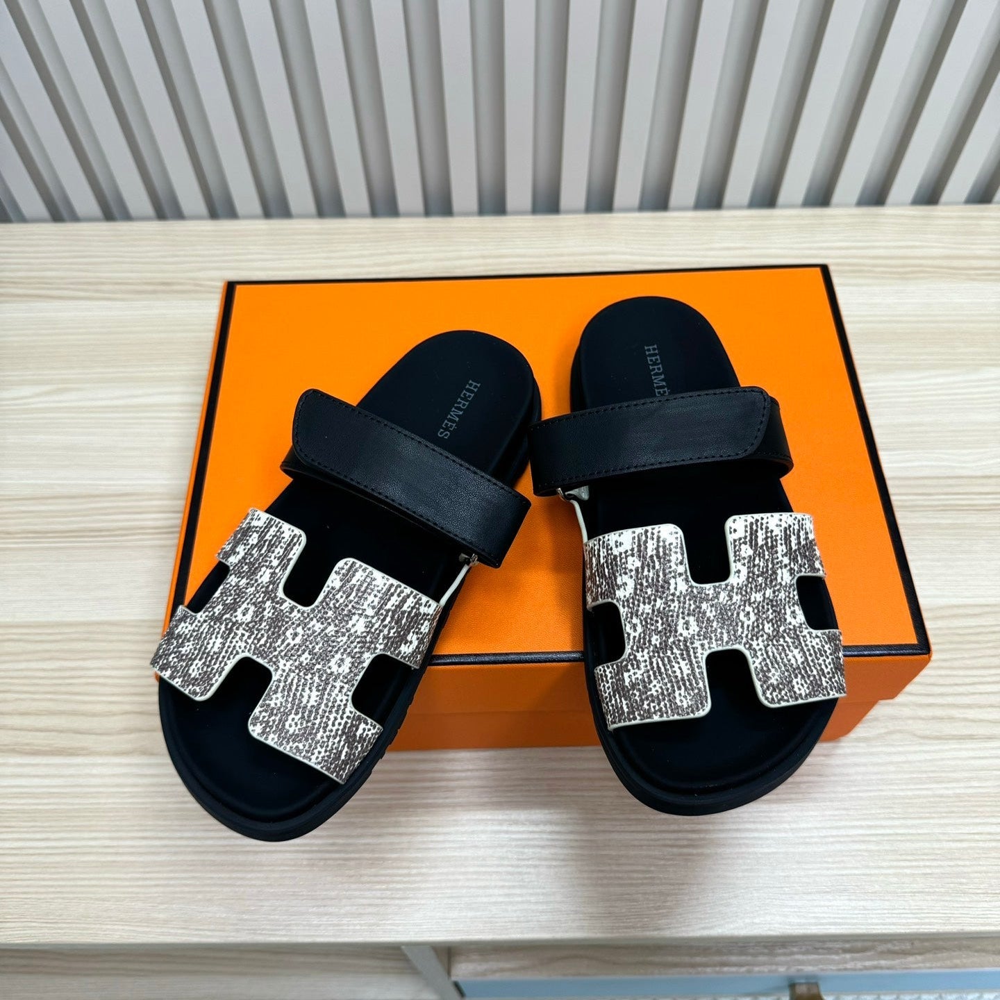 HM 26ss Slippers White Gray Black Suede Leather 618578