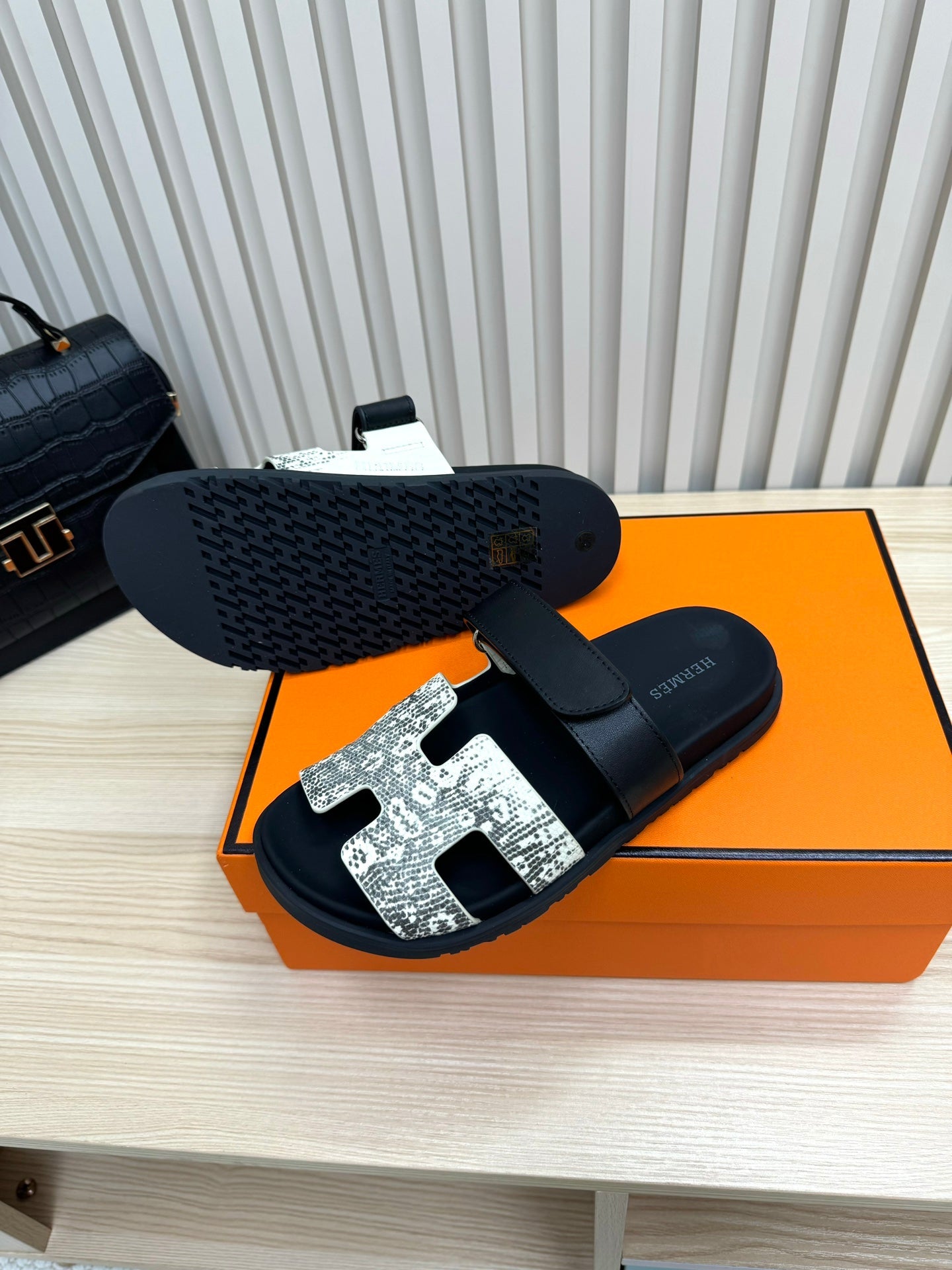 HM 26ss Slippers White Black Suede Leather 618579