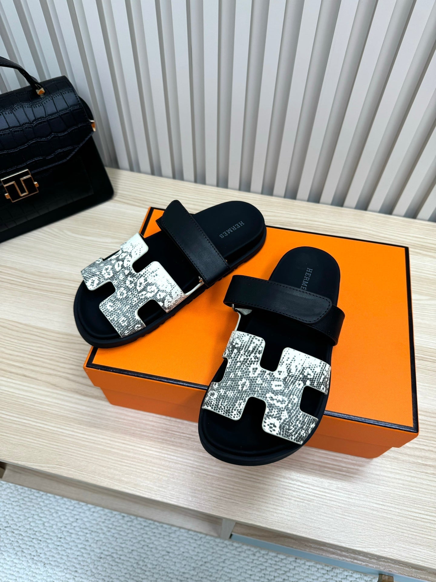 HM 26ss Slippers White Black Suede Leather 618579