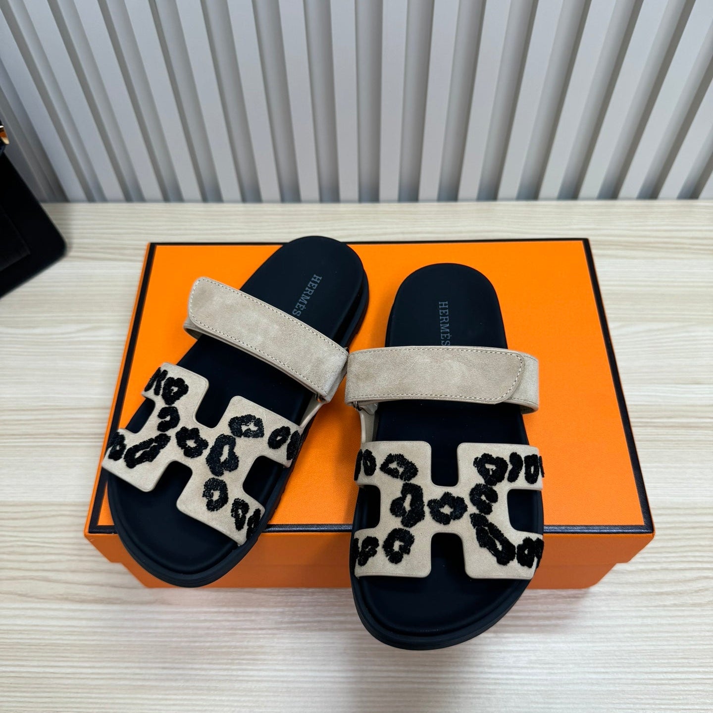 HM 26ss Slippers Black Gray Suede Leather 618575