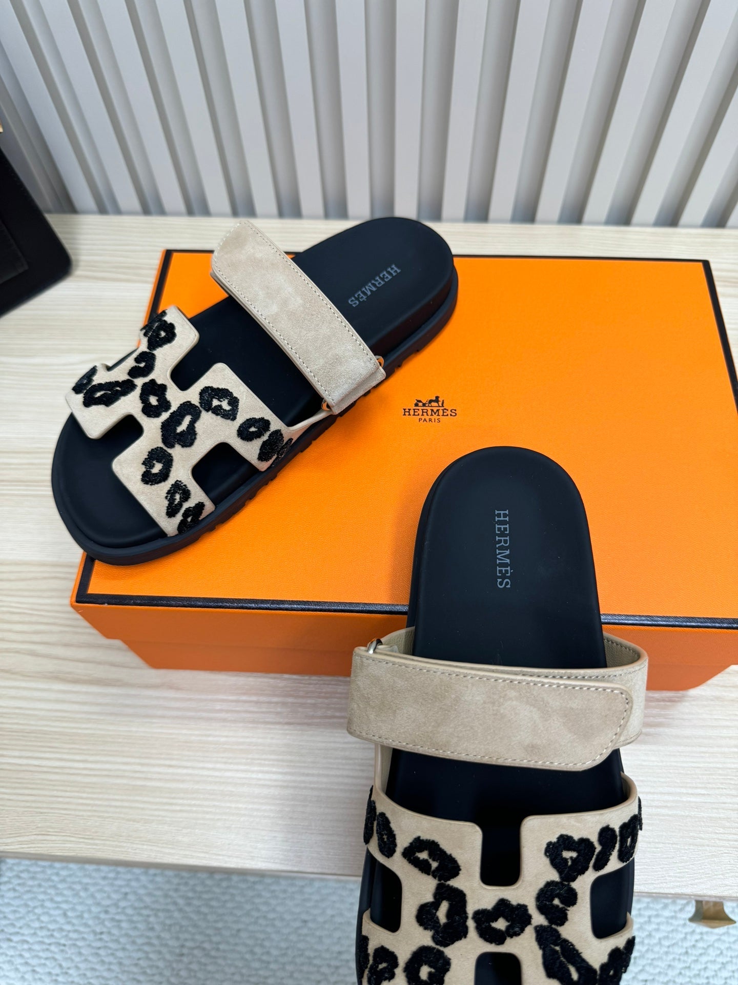 HM 26ss Slippers Black Gray Suede Leather 618575