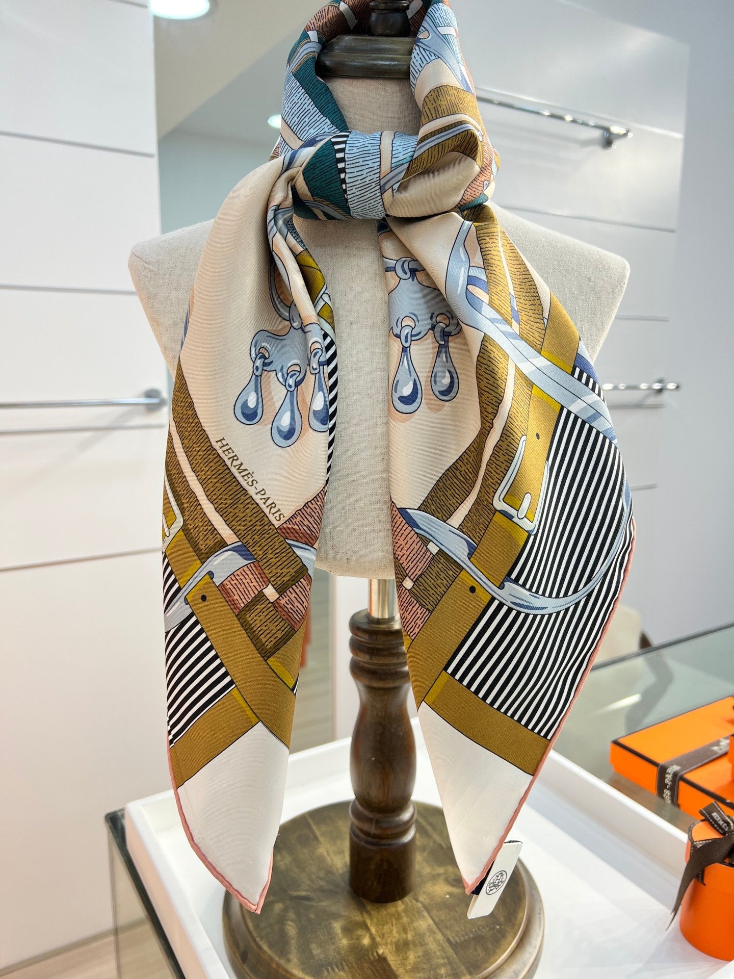 HM 26s Double-sided Scarf 90 Beige Colorful Mulberry Silk 152280