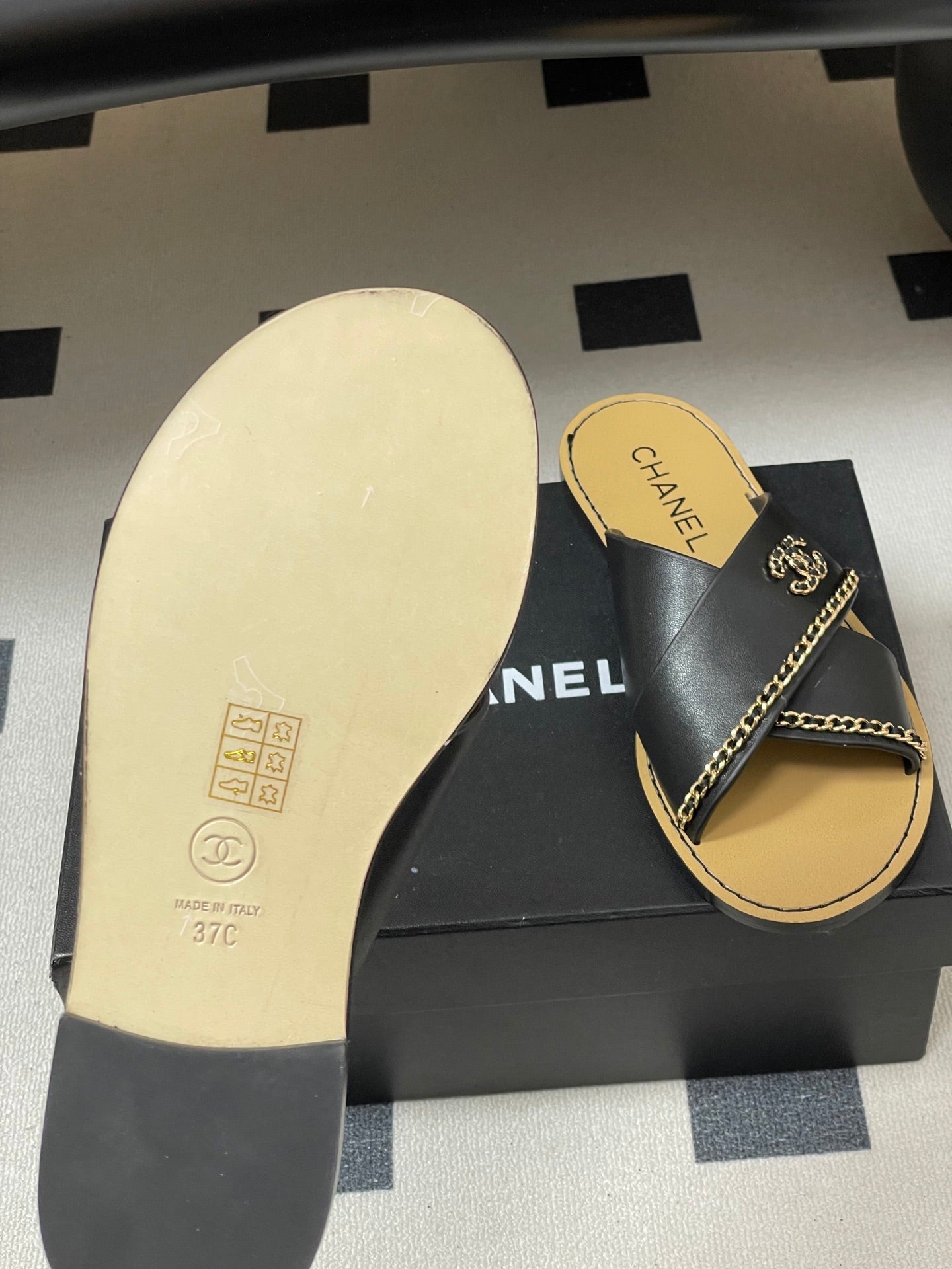 CC 26 Criss-cross Strap Slipper Black Beige Sheepskin 593304