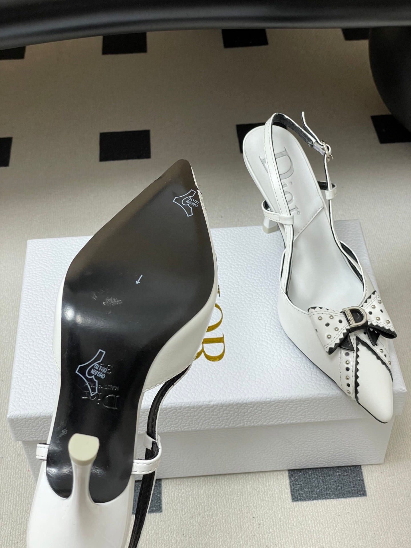 CD 26 Pointed Toe Slingback White Sheepskin 632582