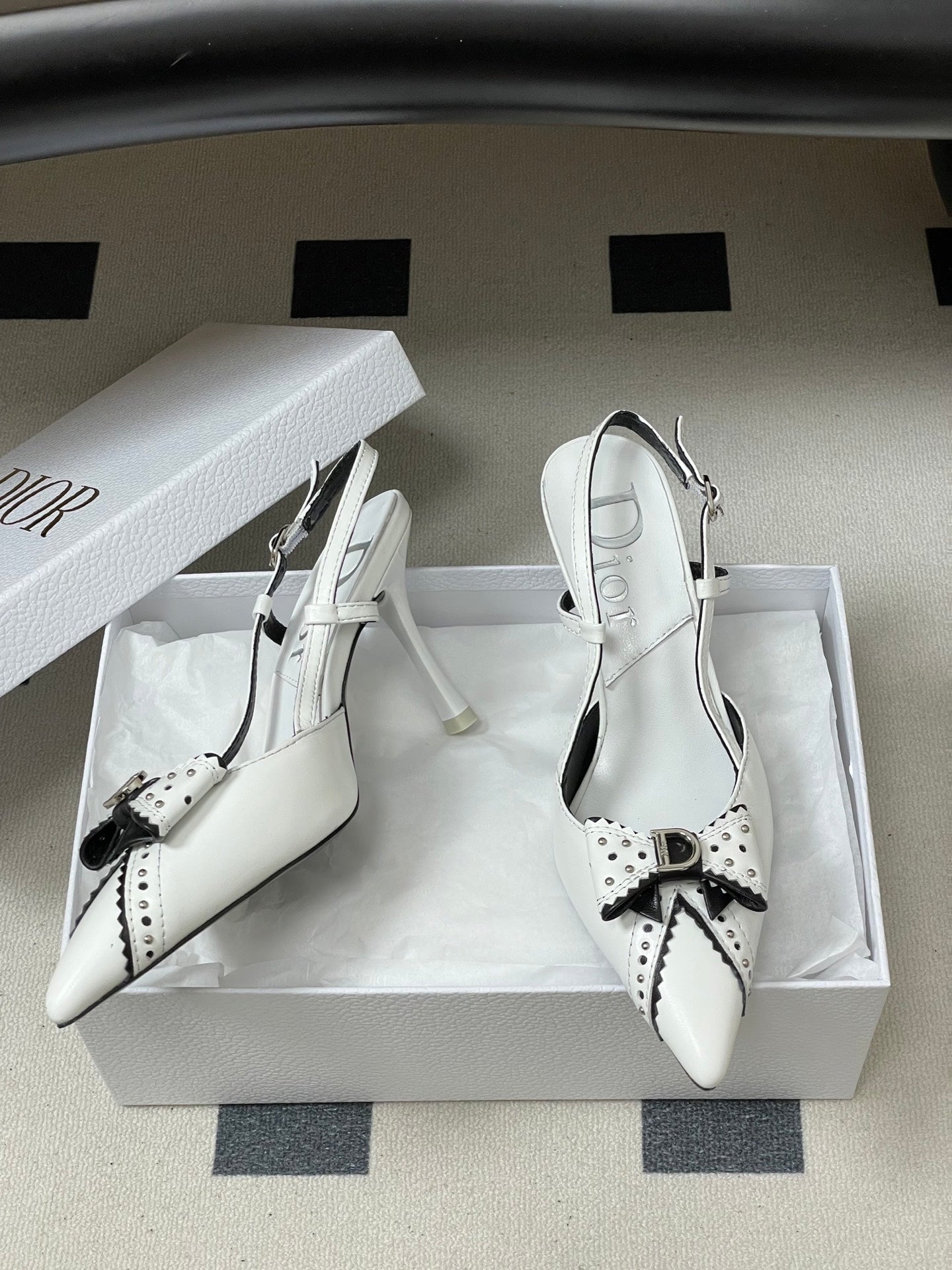 CD 26 Pointed Toe Slingback White Sheepskin 632582