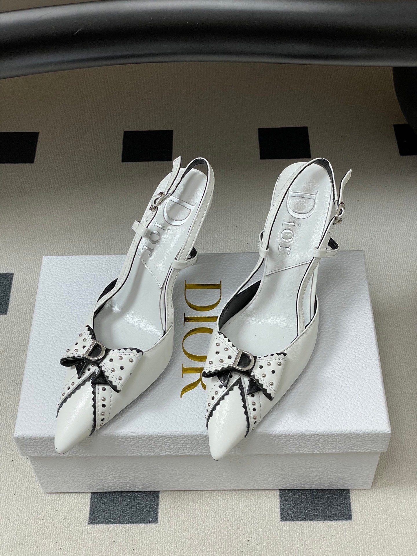 CD 26 Pointed Toe Slingback White Sheepskin 632582