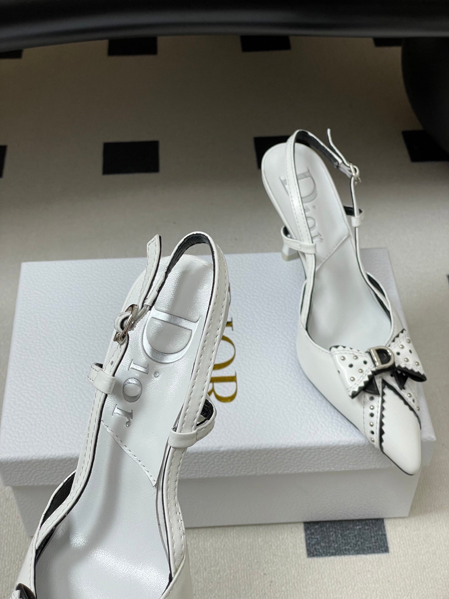 CD 26 Pointed Toe Slingback White Sheepskin 632582