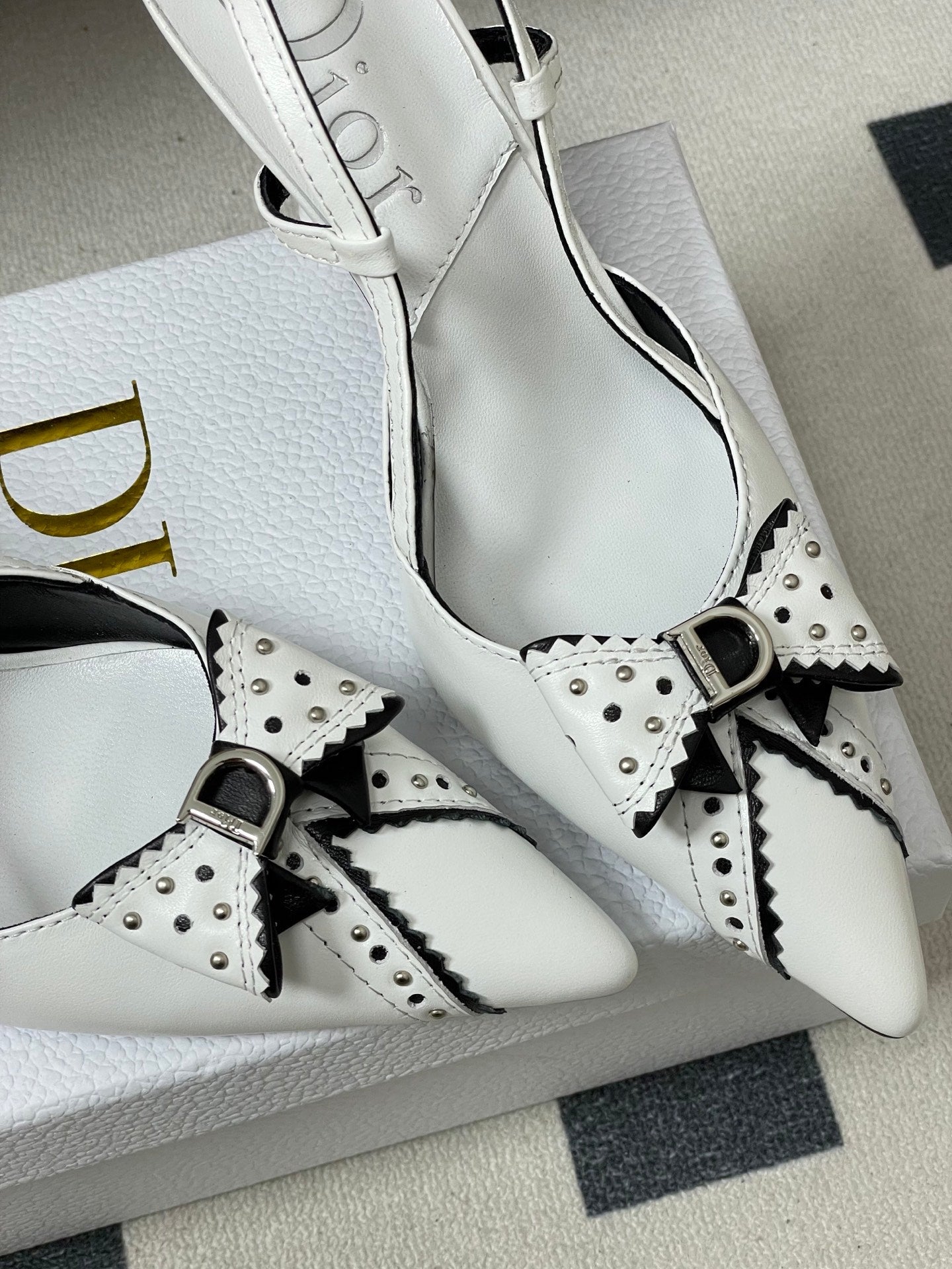 CD 26 Pointed Toe Slingback White Sheepskin 632582