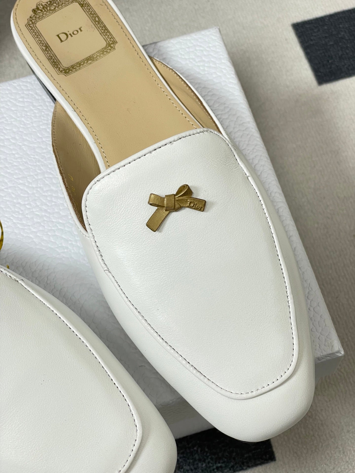 CD 26 Bow Mules White Beige Cowhide 632596