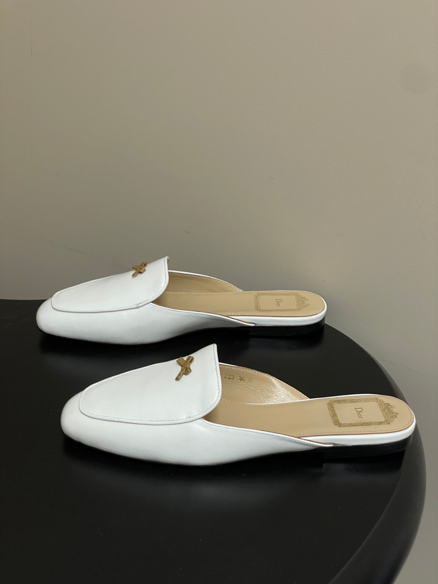 CD 26 Bow Mules White Beige Cowhide 632596