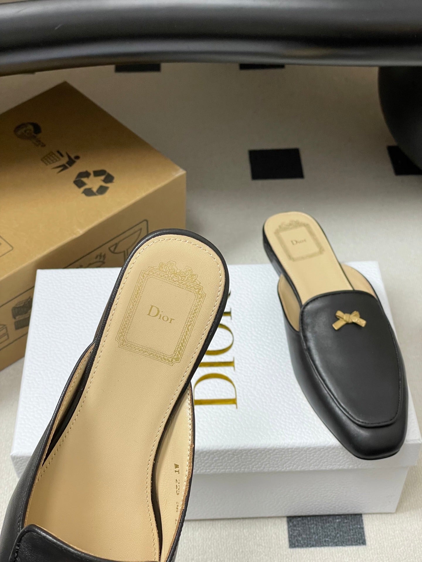 CD 26 Bow Mules Black Beige Cowhide 632597