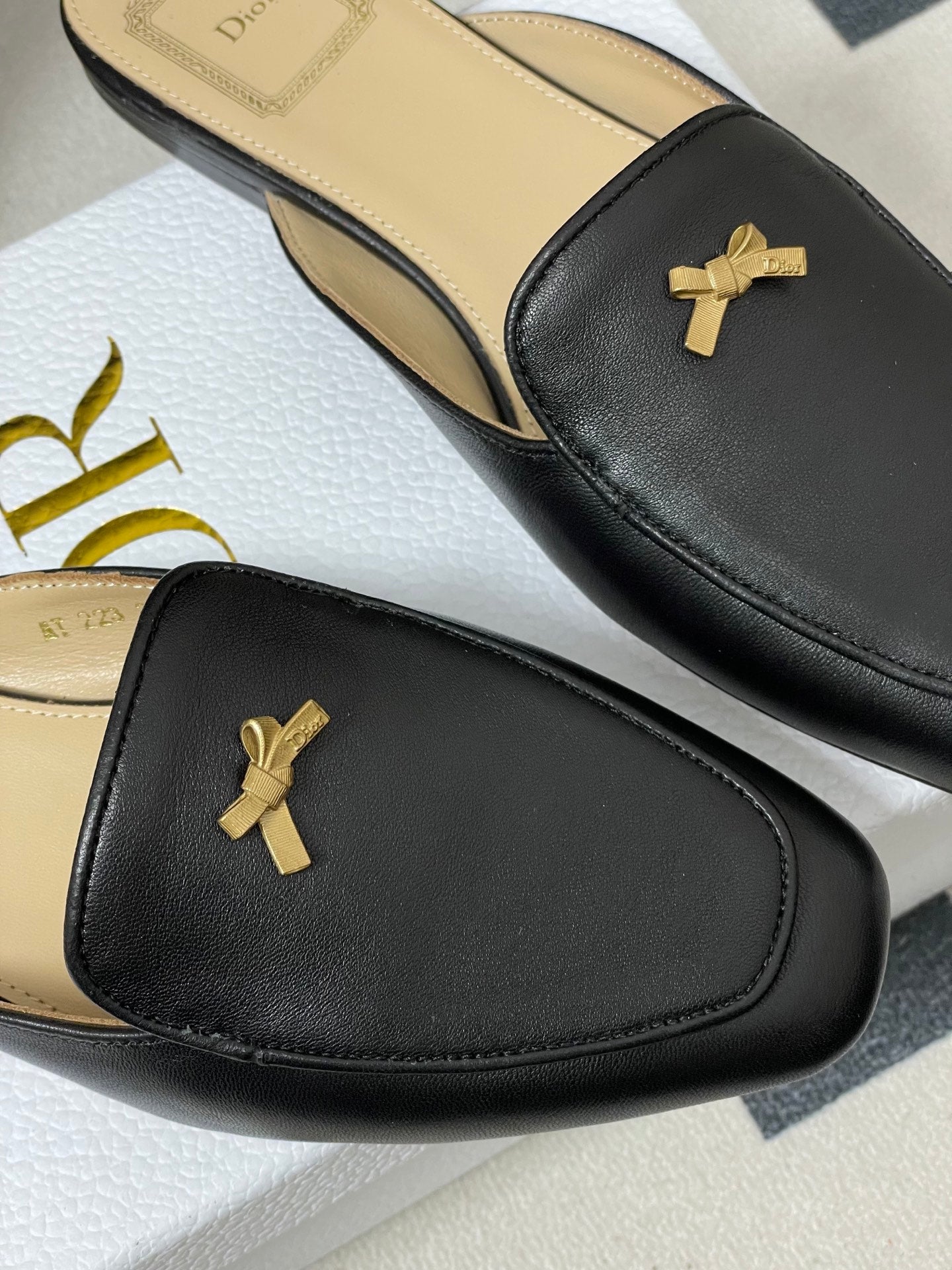 CD 26 Bow Mules Black Beige Cowhide 632597