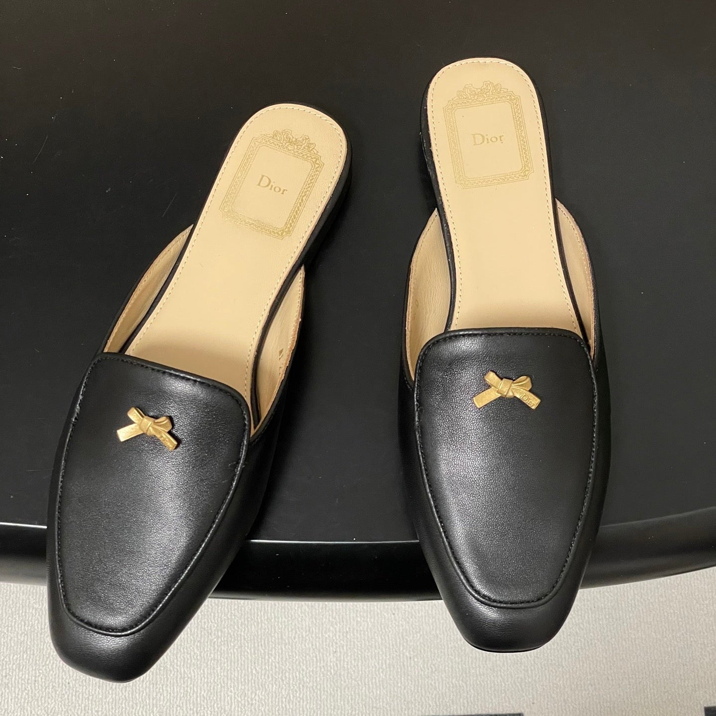 CD 26 Bow Mules Black Beige Cowhide 632597