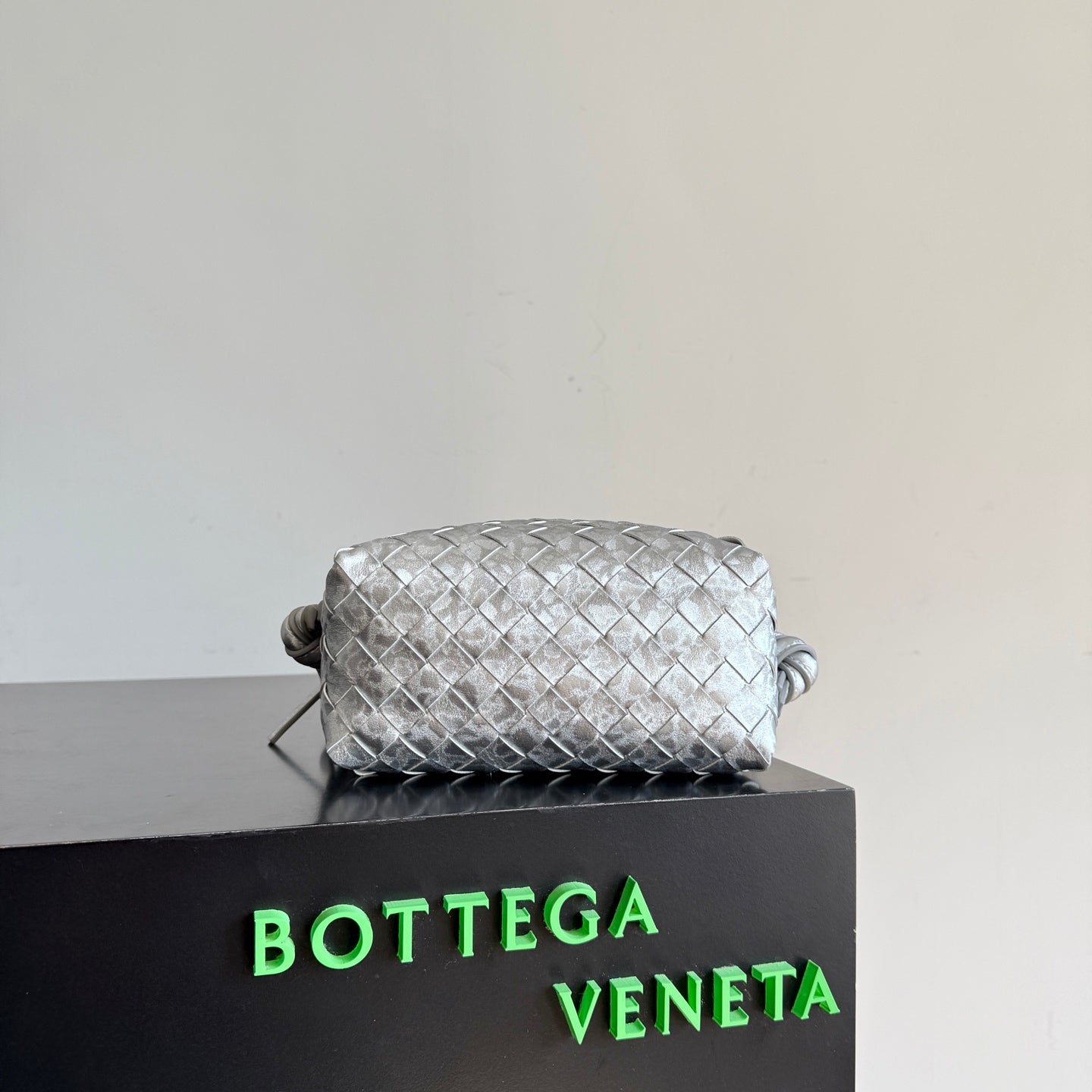 Bottega Veneta 2026 Loop Bag 21cm Silver Intrecciato Woven Leather 137119