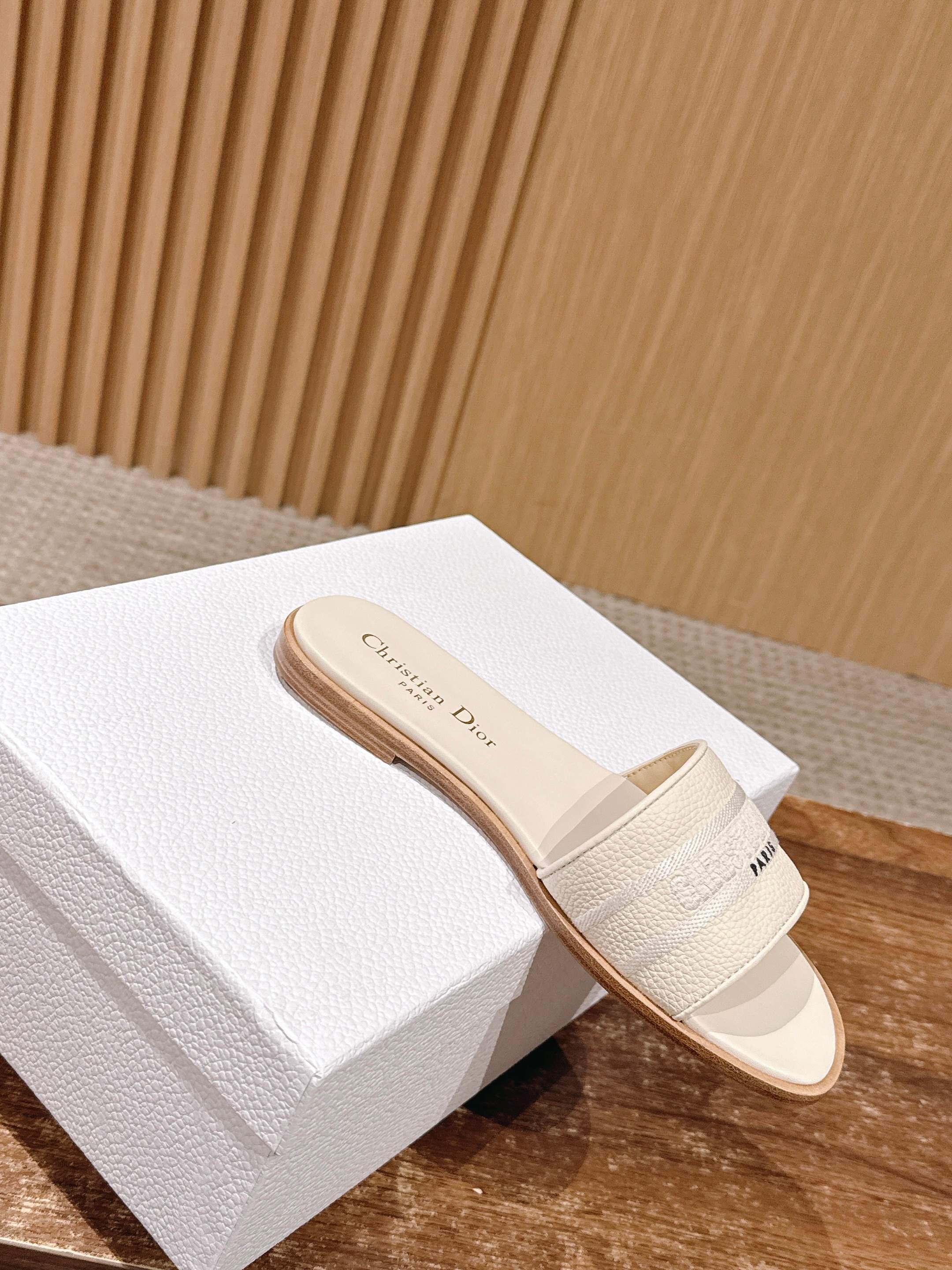 CD 26 Embroidered Slippers White Cowhide 610276