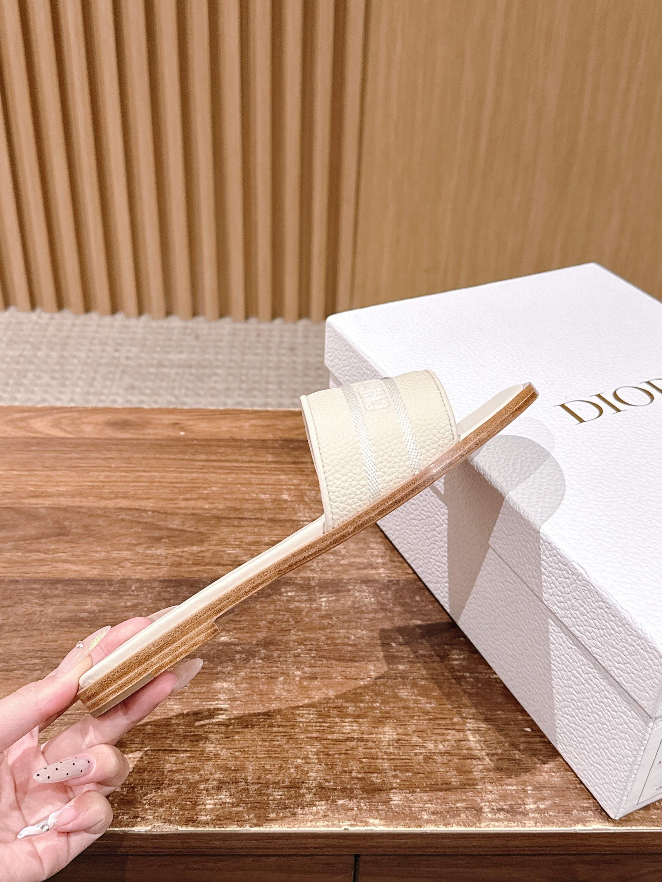 CD 26 Embroidered Slippers White Cowhide 610276