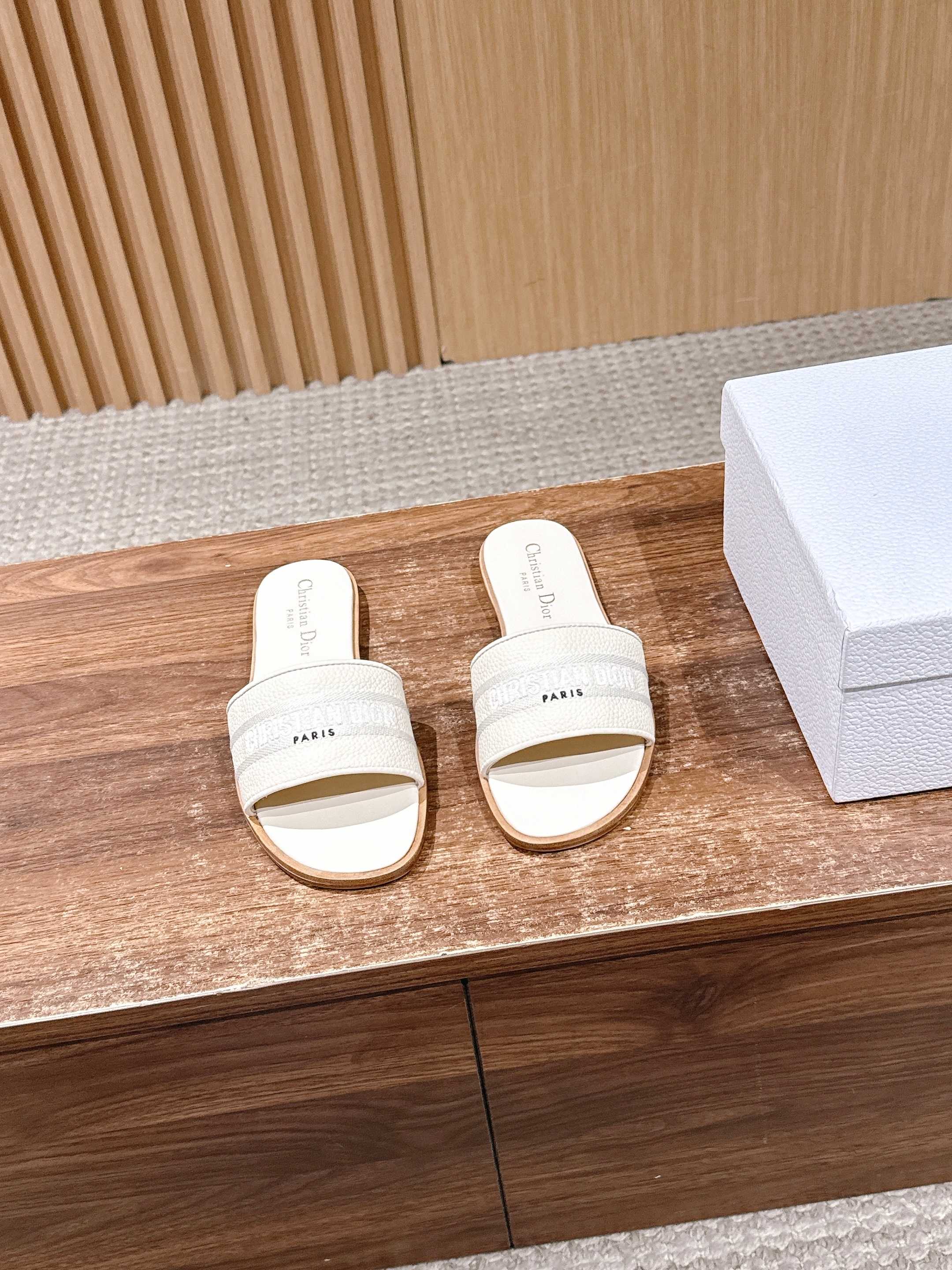 CD 26 Embroidered Slippers White Cowhide 610276