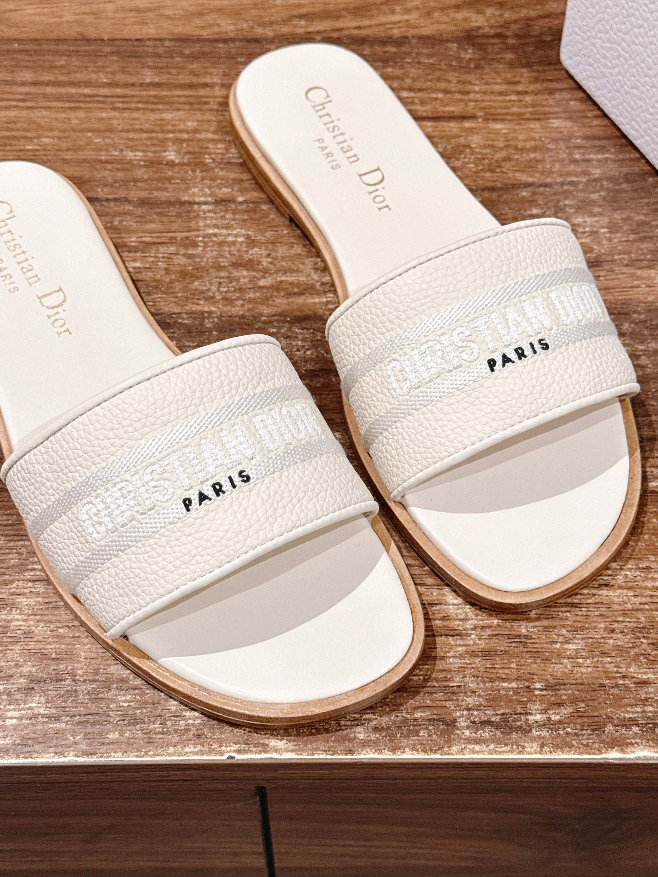 CD 26 Embroidered Slippers White Cowhide 610276