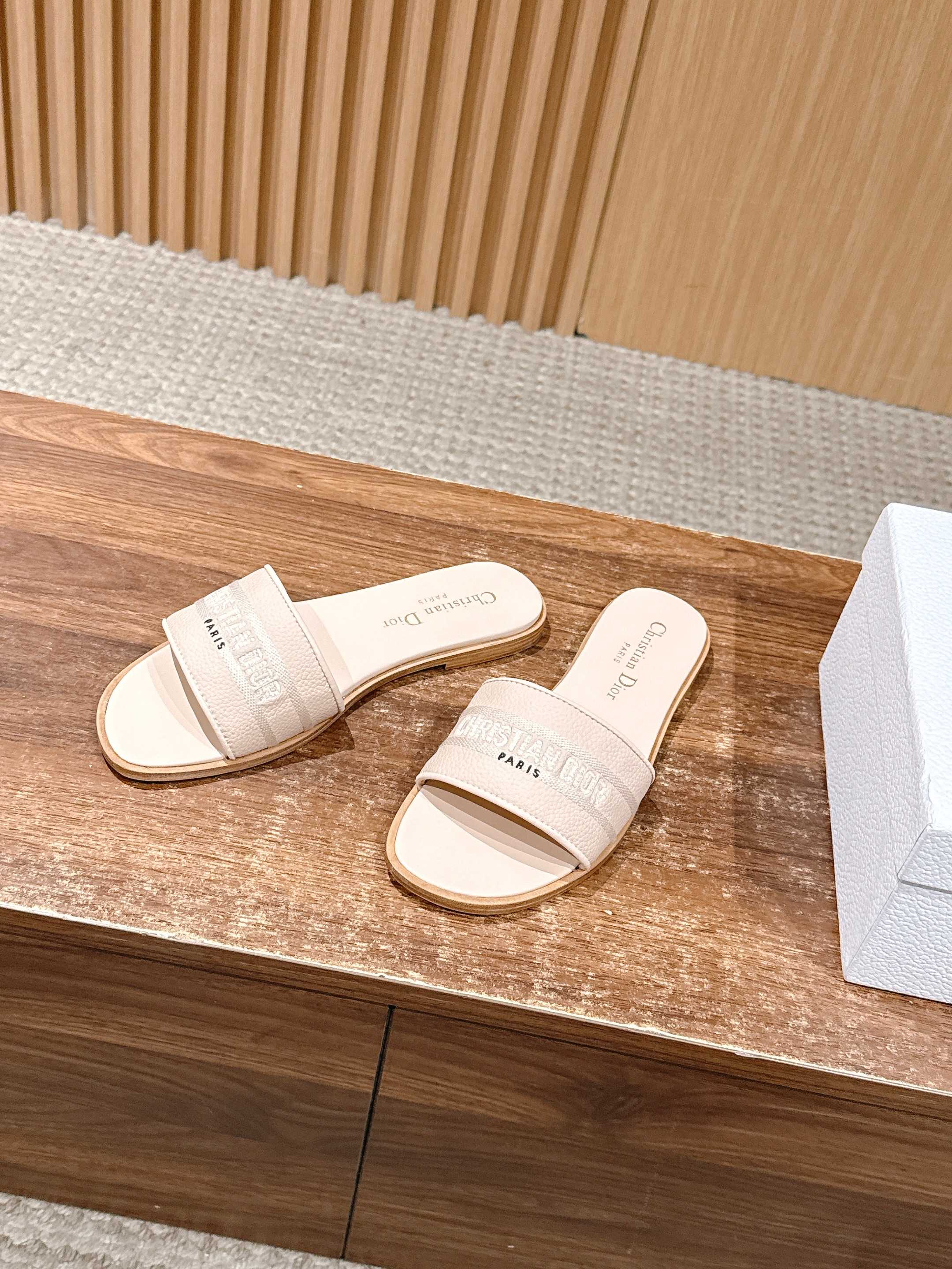 CD 26 Embroidered Slippers Beige Cowhide 610278