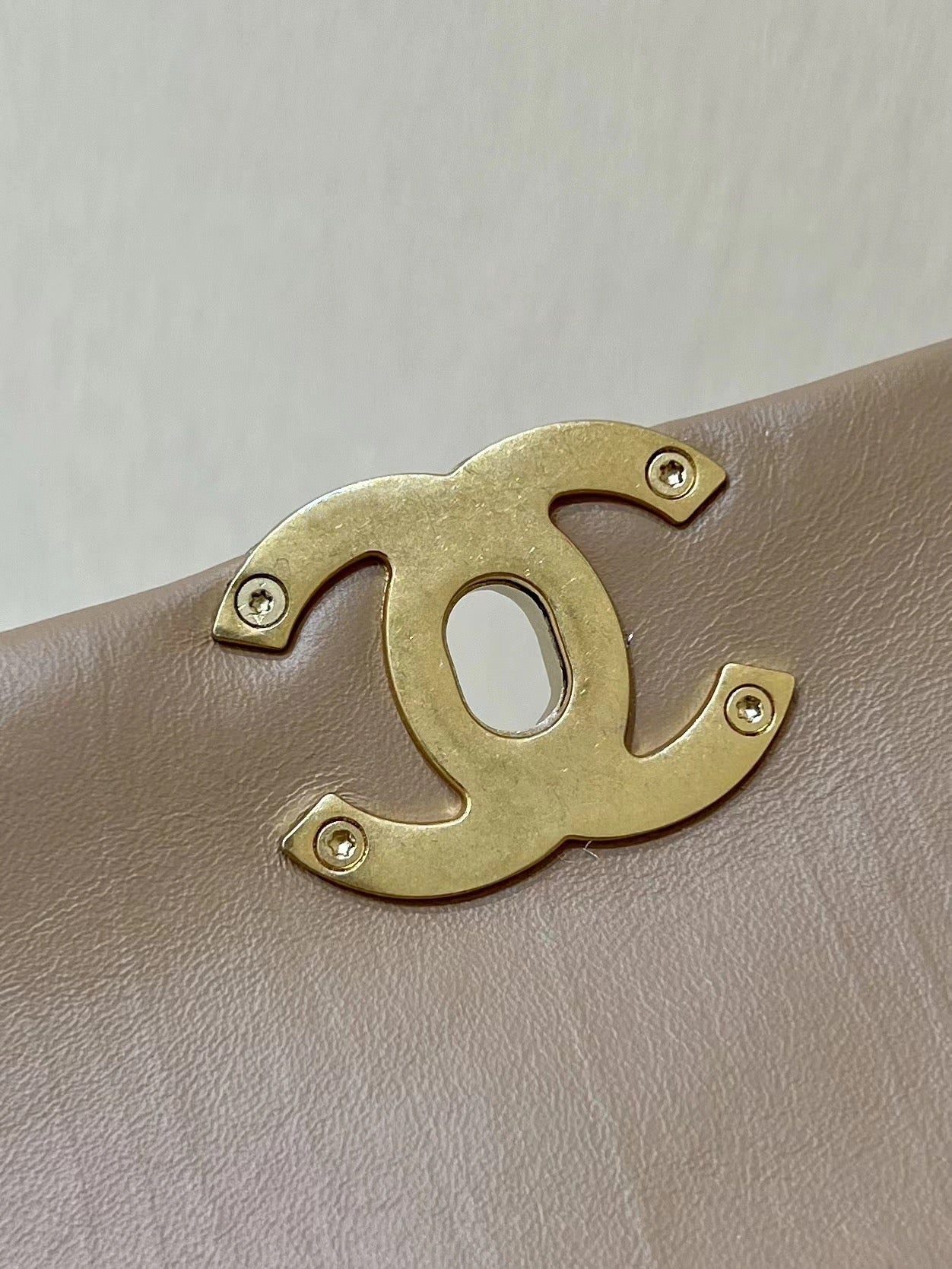 19 FLAP BAG 20 BEIGE BODIN CALFSKIN GOLD HARDWARE