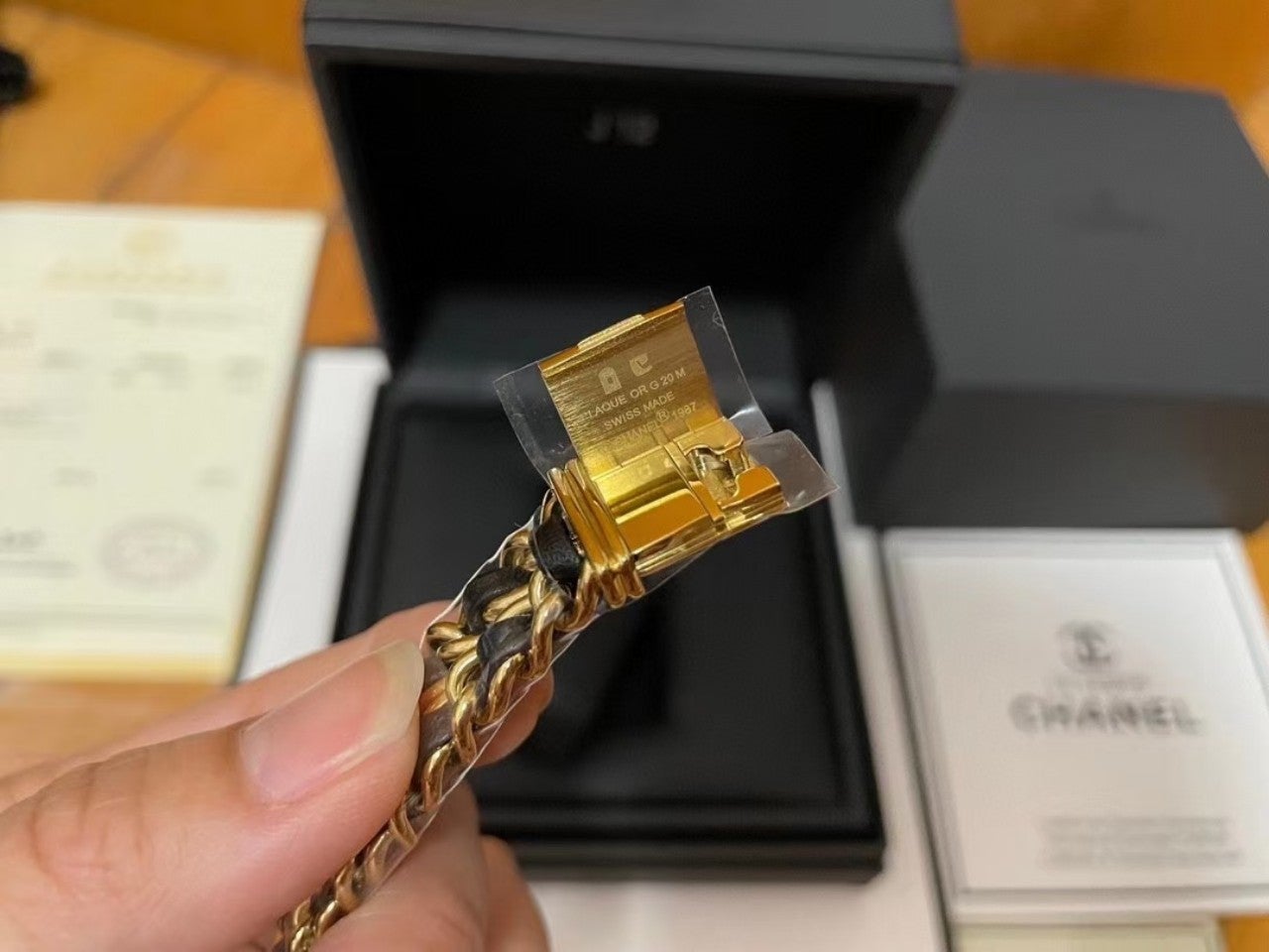 PLATED LEATHER QUARTZ GOLD CASE